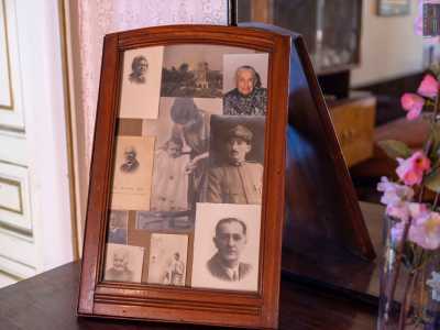 �Fu mio padre, l�avvocato Mario, a comprare la tenuta dai Morelli ci racconta l�anziano proprietario - cambiandone il nome con quello di mia madre Serafina� (in alto a destra nella foto)  